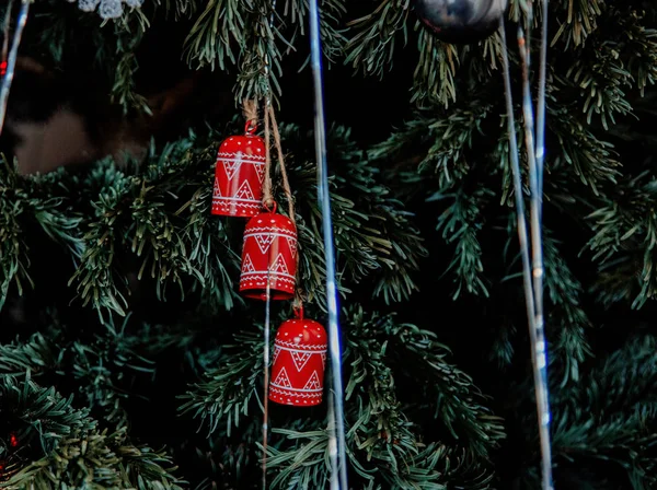 Noel Oyuncaklar Çam Ağacı Olarak Dekore Edilmiş Closeup Görünümü — Stok fotoğraf