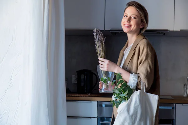 Bella Ragazza Giacca Con Tote Bag Piante Cucina Casa Concetto — Foto Stock