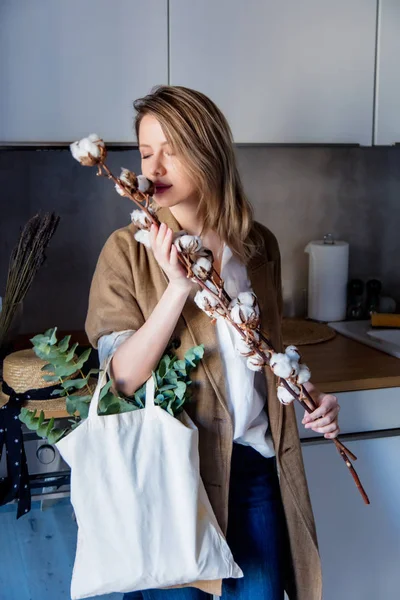 Güzel Kız Kadın Çantası Pamuk Bitki Bir Mutfak Evde Ceketli — Stok fotoğraf
