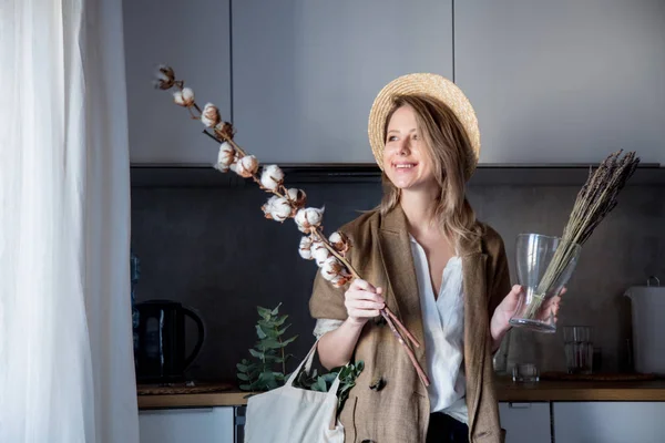 Hermosa Chica Chaqueta Con Bolsa Mano Algodón Planta Una Cocina —  Fotos de Stock