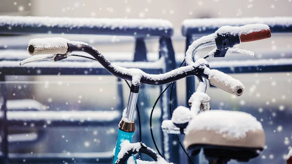 Bicicleta Estilo Bonito Neve Após Queda Neve Alta Europa — Fotografia de Stock