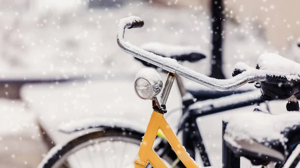 Bicicleta Estilo Bonito Neve Após Queda Neve Alta Europa — Fotografia de Stock