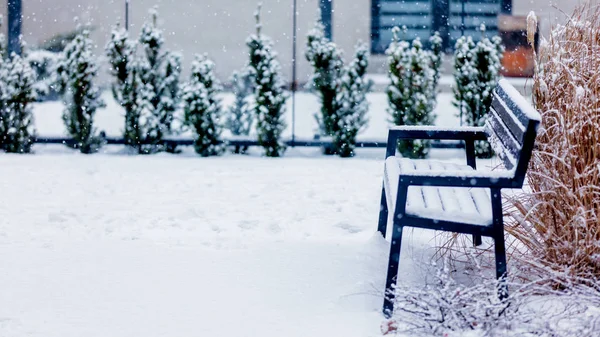 Panchina Moderna Loft Insediamento Nella Neve Mentre Nevicate — Foto Stock