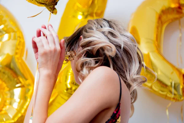 Junge Frau Mit Goldenen Luftballons Ihrem Geburtstag Indoor Lage Person — Stockfoto