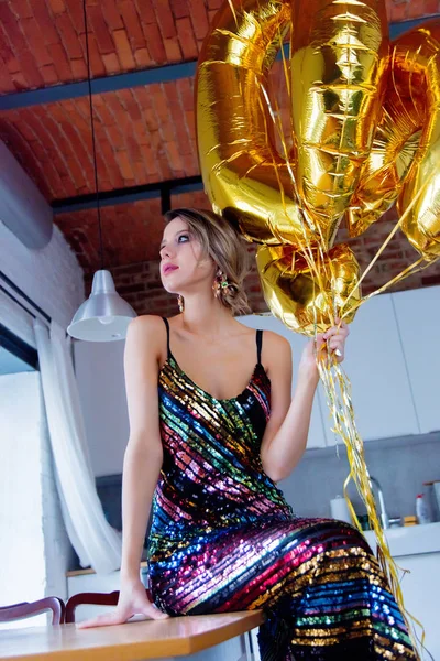 彼女の 歳の誕生日にゴールデンの風船を持つ若い女性 屋内の場所 ビンテージ ドレスと髪型 — ストック写真