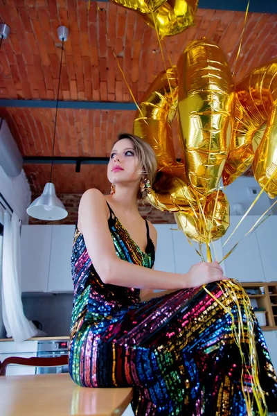 Ung Kvinna Med Gyllene Ballonger Hennes Födelsedag Trettio Inomhus Läge — Stockfoto