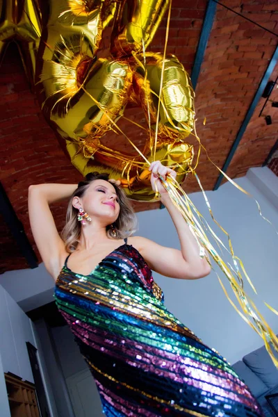 Giovane Donna Con Palloncini Oro Suoi Trent Anni Posizione Interna — Foto Stock