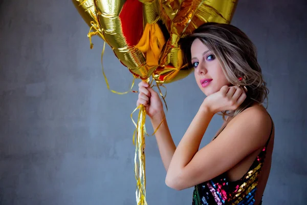 Junge Frau Mit Goldenen Luftballons Ihrem Geburtstag Indoor Lage Person — Stockfoto