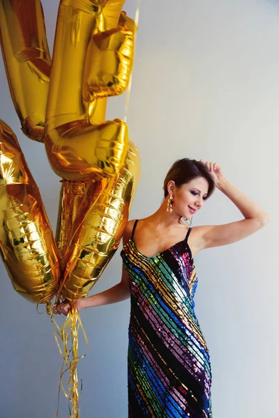 Ung Kvinna Med Gyllene Ballonger Hennes Födelsedag Trettio Inomhus Läge — Stockfoto