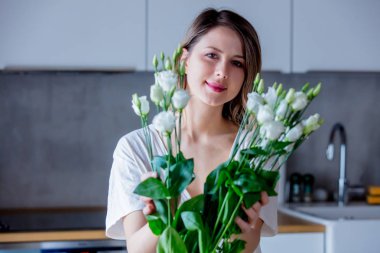 Kız ipreparing bunları vazoya koymadan önce beyaz gül buketi