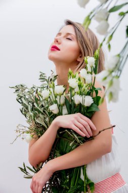 Güzel bir kadınla beyaz gül buketi