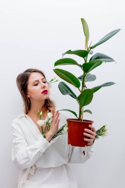 Güzel bir kadınla bitki kollu beyaz gül