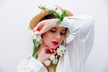 Güzel bir kadınla kollu beyaz gül