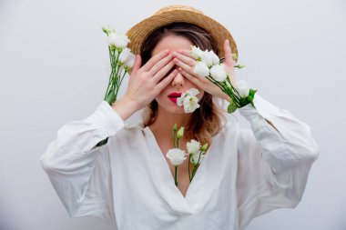 Güzel bir kadınla kollu beyaz gül