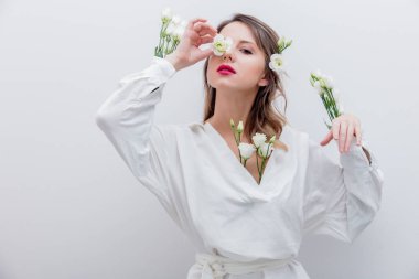 Güzel bir kadınla kol beyaz gül