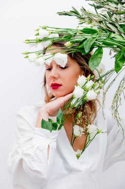 Güzel bir kadınla kol beyaz gül