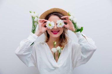 Güzel bir kadınla kollu beyaz gül