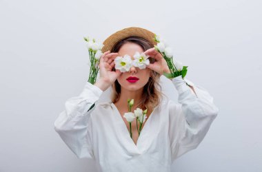 Güzel bir kadınla kollu beyaz gül