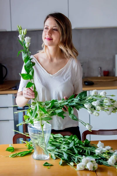 Dívka ipreparing kytici bílých růží před vložením do vázy — Stock fotografie