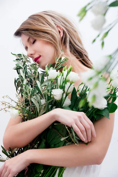Όμορφη γυναίκα με λευκά τριαντάφυλλα σε μπουκέτο — Φωτογραφία Αρχείου