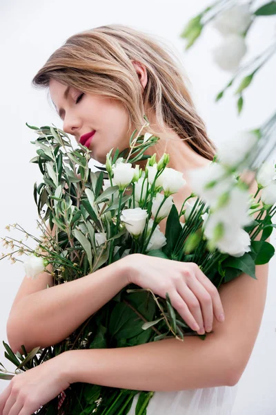 Bella donna con bouquet di rose bianche — Foto Stock