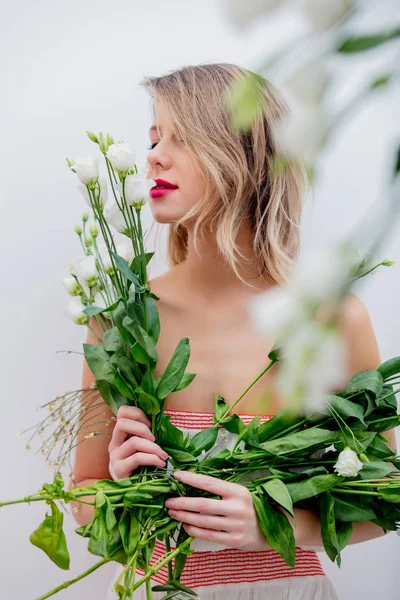 Bella donna con bouquet di rose bianche — Foto Stock