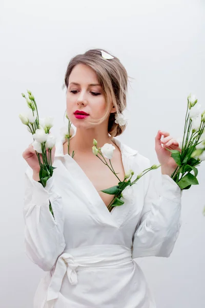 Hermosa mujer con rosas blancas en manga — Foto de Stock