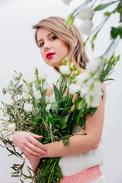 Bella donna con bouquet di rose bianche — Foto Stock