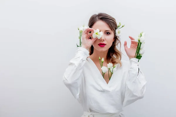 Красивая женщина с белыми розами в рукаве — стоковое фото