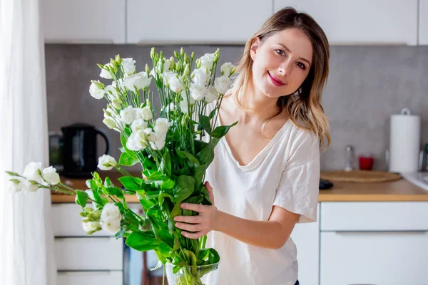 Ragazza ipreparing un mazzo di rose bianche prima di metterli in un vaso — Foto Stock