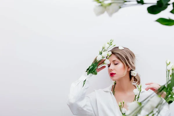 Piękna kobieta z białych róż w rękawie — Zdjęcie stockowe