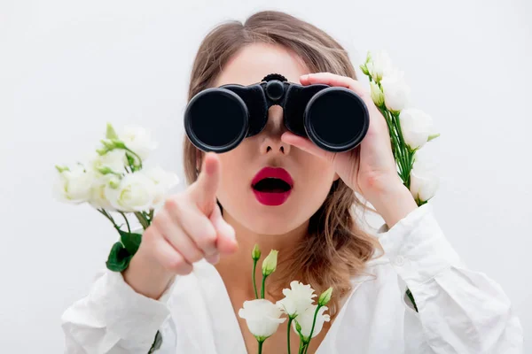 Mulher bonita com rosas brancas em mangas com binocular — Fotografia de Stock