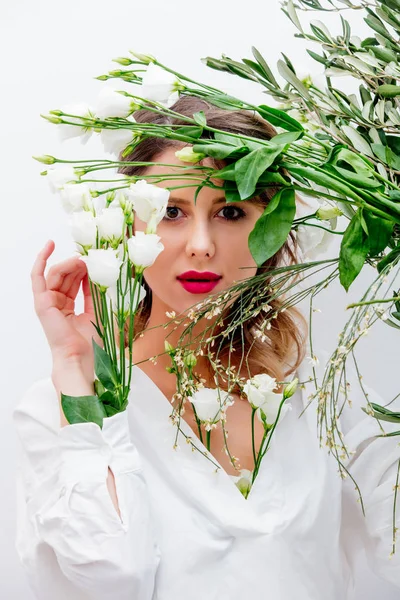 Mooie vrouw met witte rozen in hoes — Stockfoto