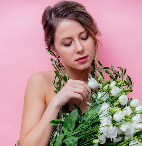 Beautiful woman with white roses bouquet — Stock Photo, Image