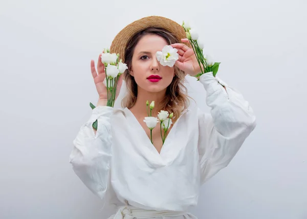 Bella Donna Con Rose Bianche Maniche Cappello Sfondo Bianco Concetto — Foto Stock