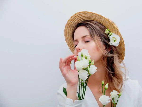 Mulher bonita com rosas brancas nas mangas — Fotografia de Stock