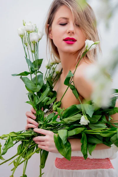 Όμορφη Γυναίκα Άσπρα Τριαντάφυλλα Μπουκέτο Επίδεσμο Ένα Λευκό Φόρεμα Άνοιξη — Φωτογραφία Αρχείου