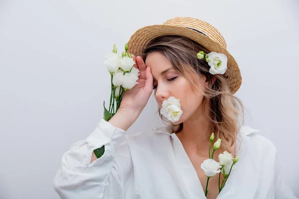 Mooie vrouw met witte rozen in de mouwen — Stockfoto