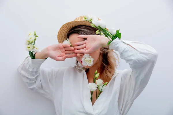 Hermosa mujer con rosas blancas en mangas — Foto de Stock