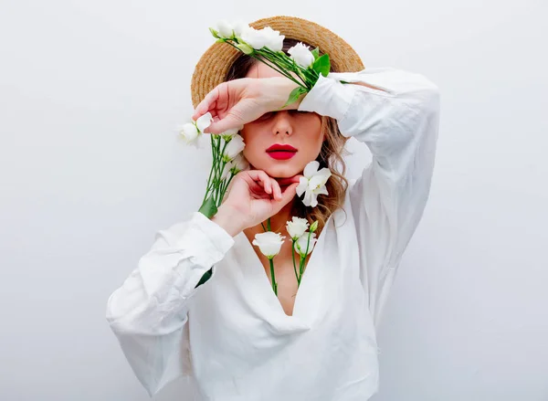 Mooie vrouw met witte rozen in de mouwen — Stockfoto