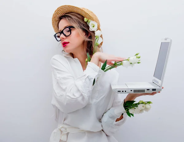 Mulher bonita com rosas brancas em mangas com laptop — Fotografia de Stock