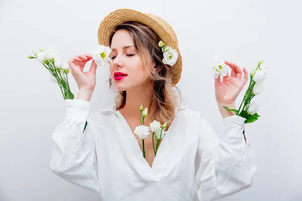 Mooie vrouw met witte rozen in de mouwen — Stockfoto