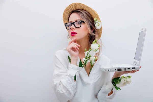 Hermosa mujer con rosas blancas en mangas con portátil — Foto de Stock