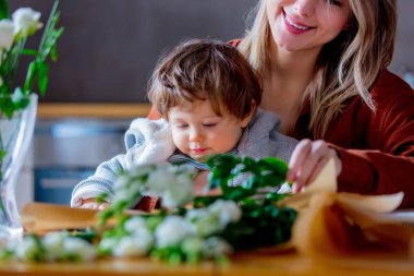 Bir çiçekçi iş kadını olarak çalışmaya çalışıyorum bir çocuk ile anne