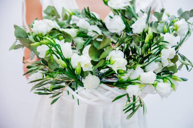 Beyaz arka plan üzerinde beyaz gül çelenk ile güzel kadın