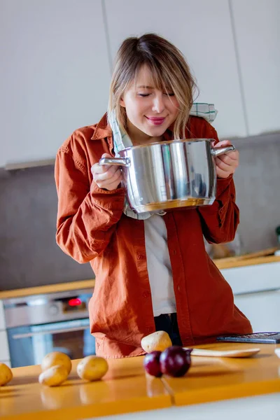 Ama de casa con cocina olla en la cocina . —  Fotos de Stock