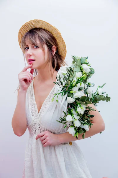 Hermosa mujer con rosas blancas corona sobre fondo blanco — Foto de Stock