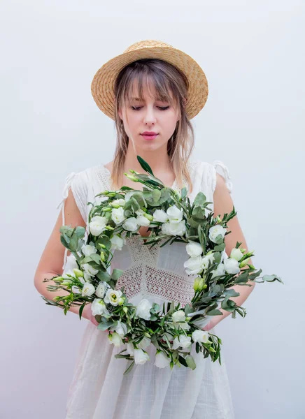 Mooie Vrouw Met Witte Rozen Krans Witte Achtergrond Lente Concept — Stockfoto