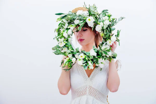 Krásná žena s věnec bílé růže na bílém pozadí — Stock fotografie