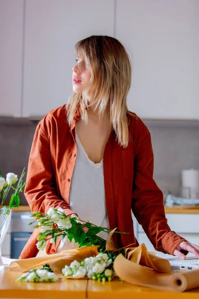 Femmina cercando di lavorare come una fiorista donna d'affari e avvolgendo bouquet rosa — Foto Stock